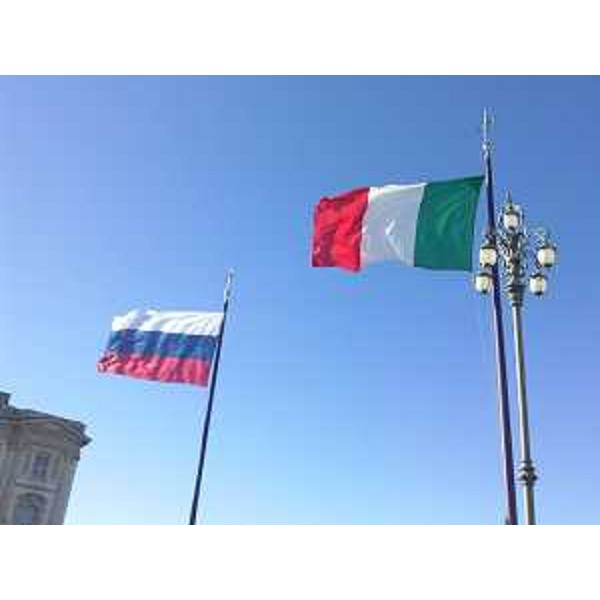 Le bandiere russa e italiana sventolano in piazza dell'Unità d'Italia in occasione del Vertice bilaterale Italia-Russia - Trieste 26/11/2013
