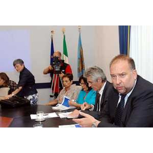 Roberto Cosolini (Assessore regionale lavoro, formazione, università e ricerca), Domenico Sartore (del Centro di ricerca GRETA di Venezia) e Maria Grazia Vendrame (consigliere regionale di Parità) alla conferenza stampa sull'andamento del mercato del lavoro. (Trieste 23/05/07)