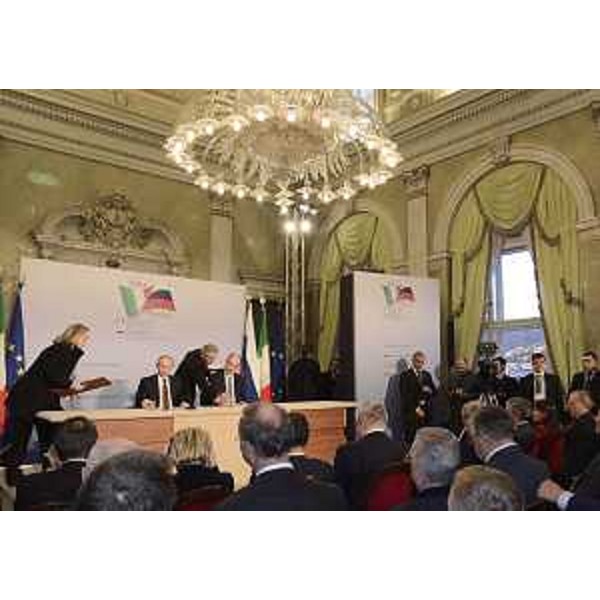 Vladimir Putin (Presidente Federazione Russa) ed Enrico Letta (Presidente Consiglio italiano) firmano gli Accordi bilaterali al Vertice Italia-Russia - Trieste 26/11/2013