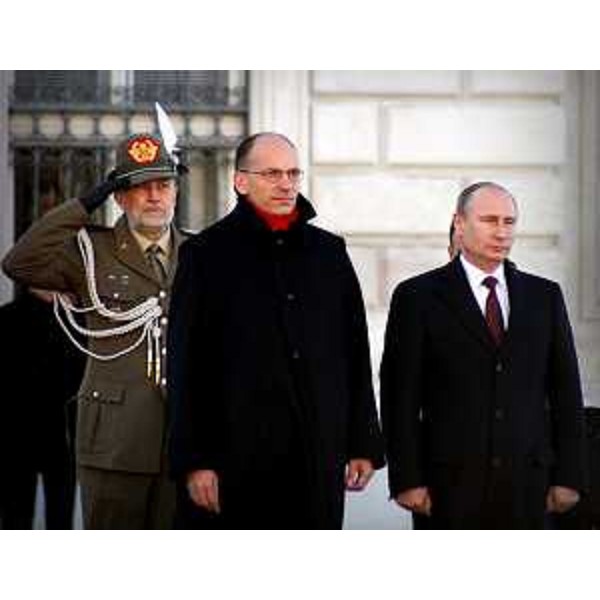 Enrico Letta (Presidente Consiglio italiano) e Vladimir Putin (Presidente Federazione Russa) all'arrivo in piazza Unità d'Italia per il Vertice bilaterale Italia-Russia - Trieste 26/11/2013