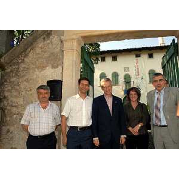 Riccardo Illy (Presidente Regione), Alfredo Diolosà (Sindaco di Travesio) e Lara De Michiel (Sindaco di Castelnovo del friuli) alla mostra su Napoleone Cozzi allestita a Toppo di Travesio. (Toppo di Travesio 24/05/07)