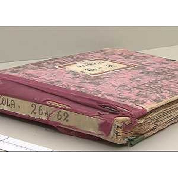 Antico tomo tavolare in riparazione alla Scuola regionale per la Conservazione ed il Restauro dei Beni culturali di Villa Manin (Codroipo)