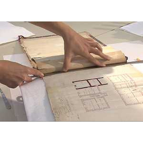 Riparazione di un antico tomo tavolare alla Scuola regionale per la Conservazione ed il Restauro dei Beni culturali di Villa Manin (Codroipo)