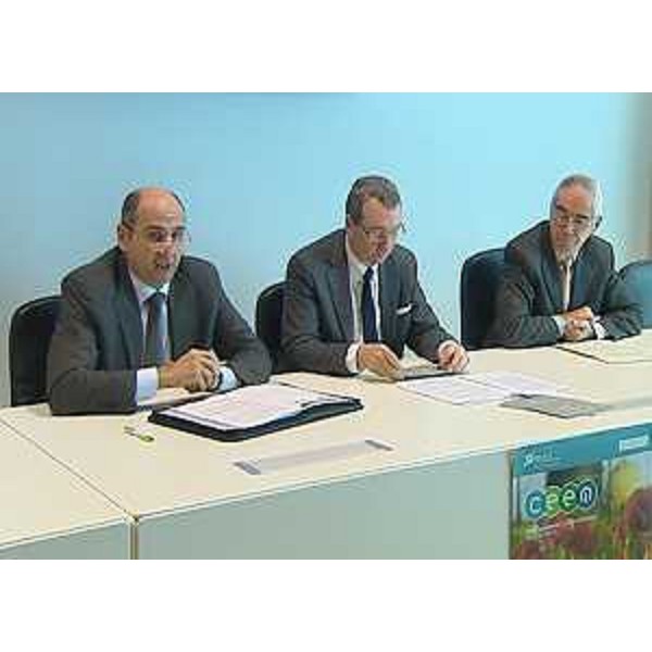 Fabio Feruglio (Direttore Friuli Innovazione), Sergio Bolzonello (Vicepresidente FVG e assessore regionale Attività produttive) e Giorgio Paris (Direttore servizio Affari generali e amministrativi, direzione Attività produttive Regione FVG) alla presentazione del Progetto CEEM-Central Environmental and Energy Management as a kit for survival - Udine 29/11/2013