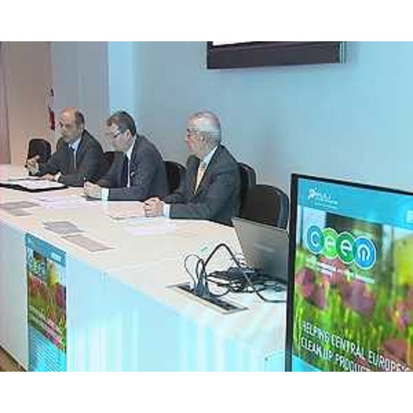 Fabio Feruglio (Direttore Friuli Innovazione), Sergio Bolzonello (Vicepresidente FVG e assessore regionale Attività produttive) e Giorgio Paris (Direttore servizio Affari generali e amministrativi, direzione Attività produttive Regione FVG) alla presentazione del Progetto CEEM-Central Environmental and Energy Management as a kit for survival - Udine 29/11/2013