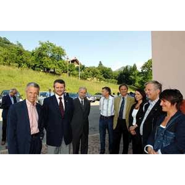 Riccardo Illy (Presidente Regione Friuli Venezia Giulia) ritratto con Sindaci e Amministratori della Carnia in occasione della Seduta della Giunta Regionale tenutasi a Verzegnis il 25/05/2007. (Verzegnis 25/05/07)