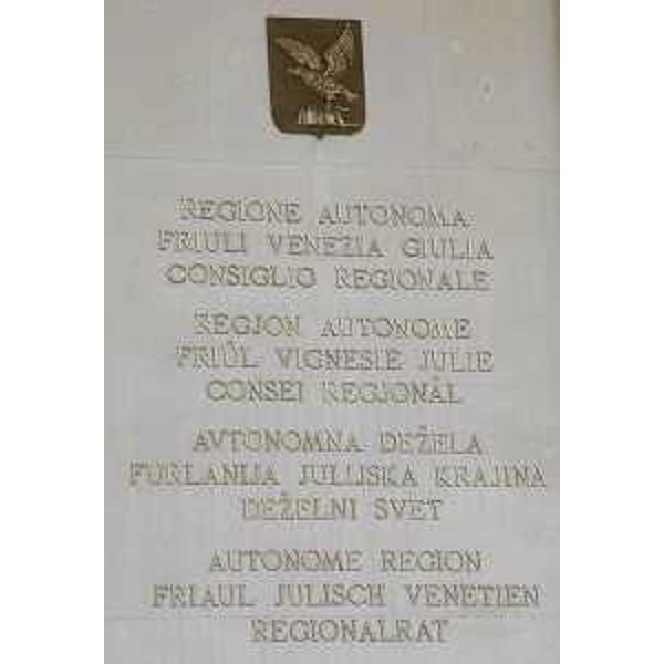 Targa in italiano, friulano, sloveno e tedesco all'ingresso della sede del Consiglio regionale del Friuli Venezia Giulia - Trieste 29/11/2013