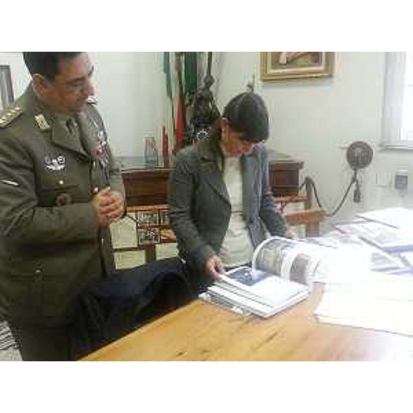 Antonino Zarcone (Colonnello, responsabile Ufficio) accompagna Debora Serracchiani (Presidente Friuli Venezia Giulia) nella visita all'Ufficio storico dello Stato maggiore dell'Esercito - Roma 02/12/2013