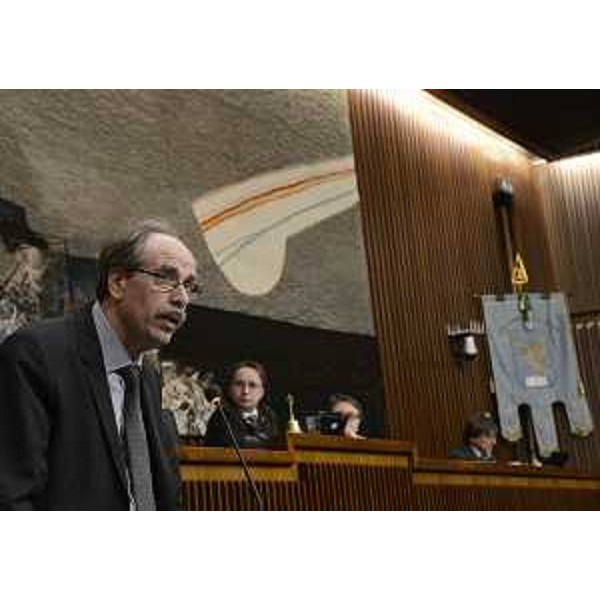 Gianni Torrenti (Assessore regionale Cultura) interviene all'Assemblea degli eletti di lingua slovena nei Consigli degli Enti locali delle province di Trieste, Gorizia e Udine, in Consiglio regionale - Trieste 03/12/2013