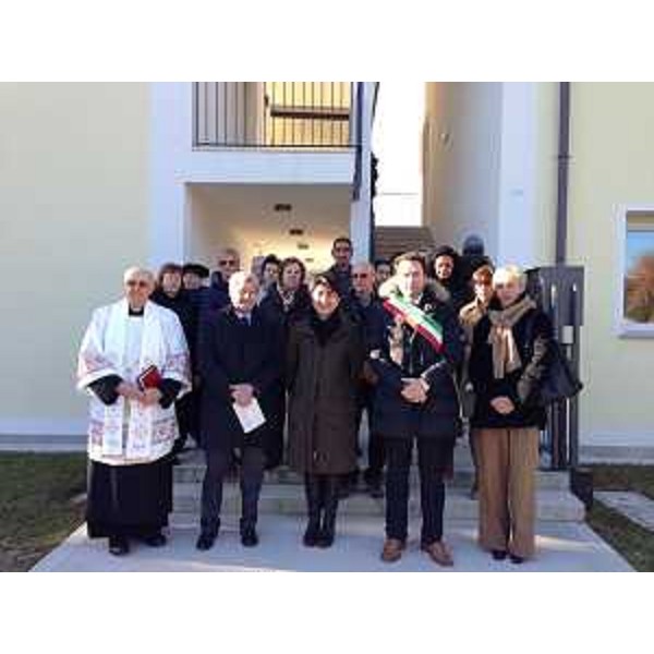 Claudio Serafini (Presidente ATER Gorizia), Mariagrazia Santoro (Assessore regionale Lavori pubblici) ed Enrico Masarà (Assessore Sicurezza sociale Comune Ronchi) alla consegna di 10 nuovi alloggi nel quartiere delle Case Pater di via Matteotti 71 - Ronchi dei Legionari 04/12/2013