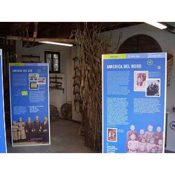 Mostra fotografica "In viaggio. Cento anni di immagini e di parole dal mondo dell'emigrazione del Friuli Venezia Giulia, dell'Istria, di Fiume e della Dalmazia" a Palazzo Unfer - Ampezzo 07/12/2013