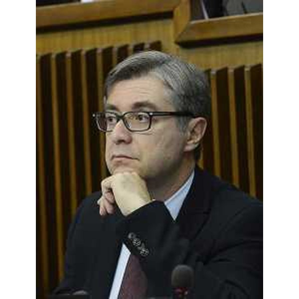 Francesco Peroni (Assessore regionale Finanze, Patrimonio, Coordinamento e Programmazione Politiche economiche e comunitarie) durante l'esame della Finanziaria 2014, in Consiglio regionale - Trieste 10/12/2013