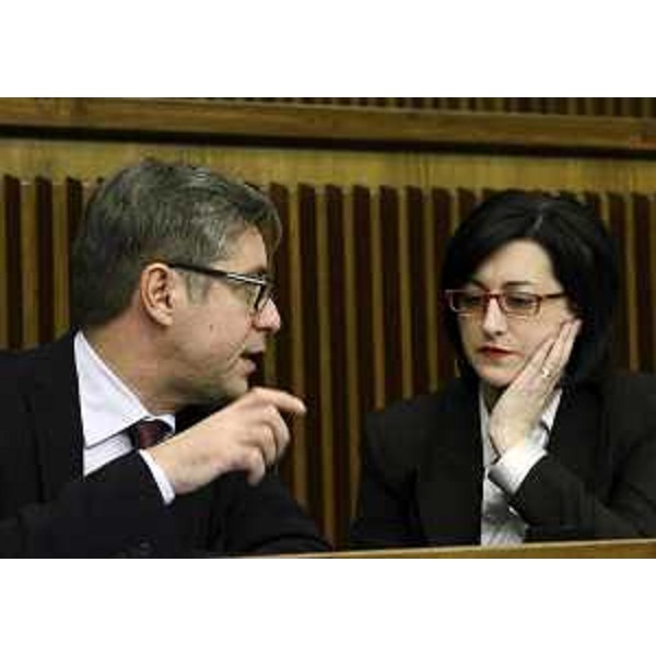 Gli assessori regionali Francesco Peroni (Finanze, Patrimonio, Coordinamento e Programmazione Politiche economiche e comunitarie) e Sara Vito (Ambiente ed Energia) durante l'esame della Finanziaria 2014, in Consiglio regionale - Trieste 10/12/2013