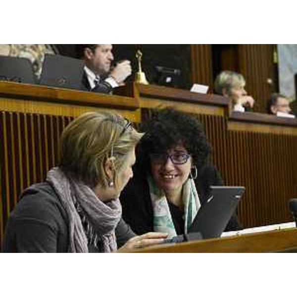 Gli assessori regionali Maria Sandra Telesca (Salute, Integrazione socio-sanitaria, Politiche sociali e Famiglia) e Loredana Panariti (Lavoro, Formazione, Istruzione, Pari Opportunità, Politiche giovanili e Ricerca) durante l'esame della Finanziaria 2014, in Consiglio regionale - Trieste 11/12/2013