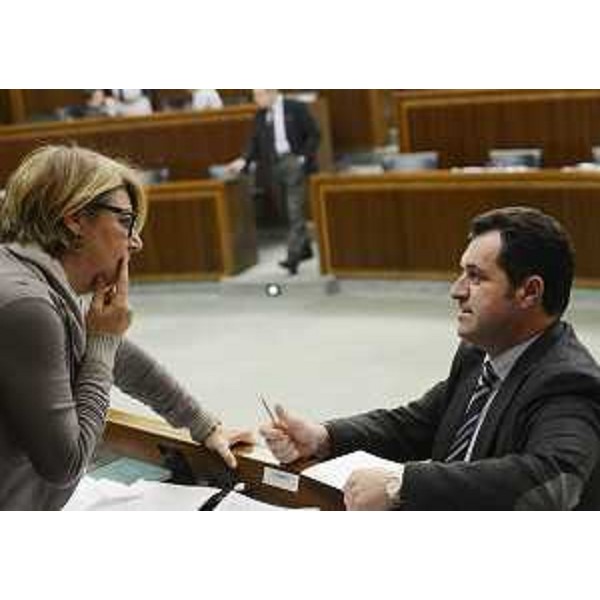 Maria Sandra Telesca (Assessore regionale Salute, Integrazione socio-sanitaria, Politiche sociali e Famiglia) e Franco Iacop (Presidente Consiglio regionale) durante l'esame della Finanziaria 2014, in Consiglio regionale - Trieste 12/12/2013