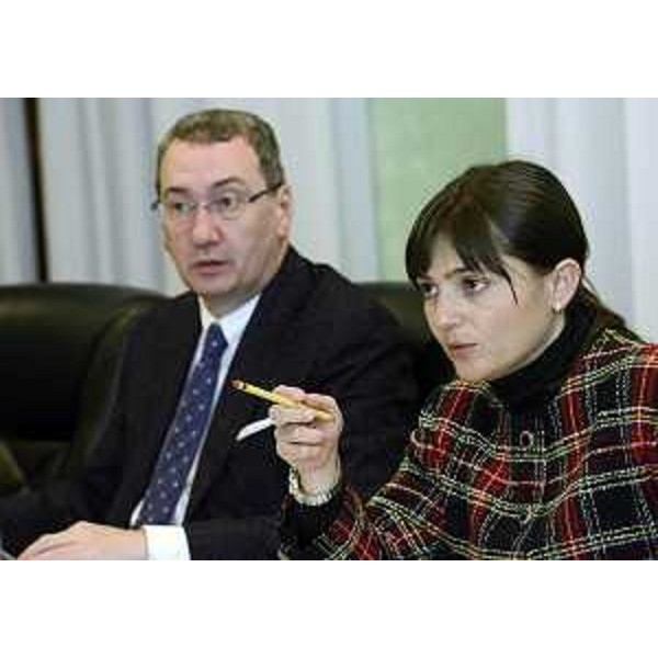 Sergio Bolzonello (Vicepresidente FVG e assessore regionale Attività produttive, Commercio, Cooperazione, Risorse agricole e forestali) e Debora Serracchiani (Presidente Friuli Venezia Giulia) durante la riunione della Giunta regionale - Trieste 13/12/2013