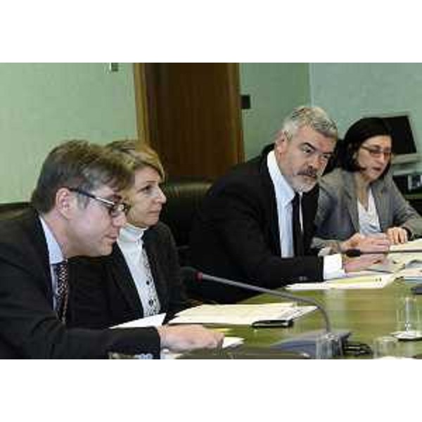 Gli assessori regionali Francesco Peroni (Finanze, Patrimonio, Coordinamento e Programmazione Politiche economiche e comunitarie), Maria Sandra Telesca (Salute, Integrazione socio-sanitaria, Politiche sociali e Famiglia), Paolo Panontin (Funzione pubblica, Autonomie locali, Coordinamento Riforme, Protezione civile) e Sara Vito (Ambiente ed Energia) durante la riunione della Giunta regionale - Trieste 13/12/2013