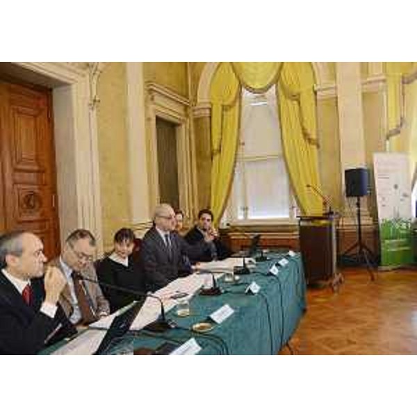 Luigi Debarberis (Commissione scientifica JRC/IET), Sergio Oliviero (SiTI-Istituto superiore Sistemi Territoriali Innovazione), Debora Serracchiani (Presidente Friuli Venezia Giulia), Maurizio Trevisan (Moderatore), Pawel Zamojski (Comitato europeo Regioni) e Leon Hempel (Technische Universität Berlin) al convegno "Governance regionale e coinvolgimento degli stakeholder locali" - Trieste 17/12/2013