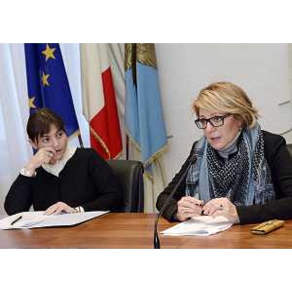 Debora Serracchiani (Presidente Friuli Venezia Giulia) e Maria Sandra Telesca (Assessore regionale Salute e Politiche sociali) al Tavolo di concertazione con le parti sociali - Trieste 17/12/2013