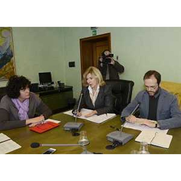 Loredana Panariti (Assessore regionale Pari Opportunità e Politiche giovanili), Daniela Beltrame (Direttore USR-Ufficio Scolastico Regionale FVG) e Davide Zotti (Responsabile formazione Circolo Arcobaleno Arcigay Arcilesbica Trieste e Gorizia) - Trieste 19/12/2013