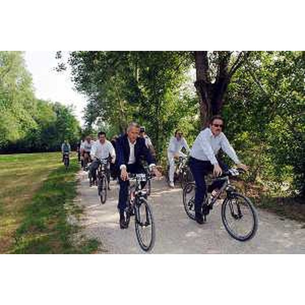 Riccardo Illy (Presidente Regione Friuli Venezia Giulia) sul percorso ippoturistico, ciclistico e pedonale inaugurato oggi a Tavagnacco. (Tavagnacco 26/05/07)