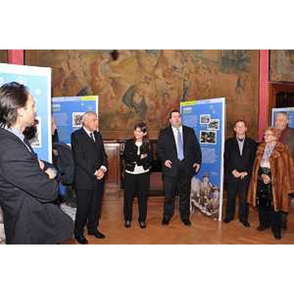 Lorenzo Pelizzo (Presidente Banca Cividale), Debora Serracchiani (Presidente Friuli Venezia Giulia) e Cesare Costantini (Direttore ERAPLE FVG) all'inaugurazione della mostra "In Viaggio" nella sede di Rappresentanza del Friuli Venezia Giulia - Roma 19/12/2013