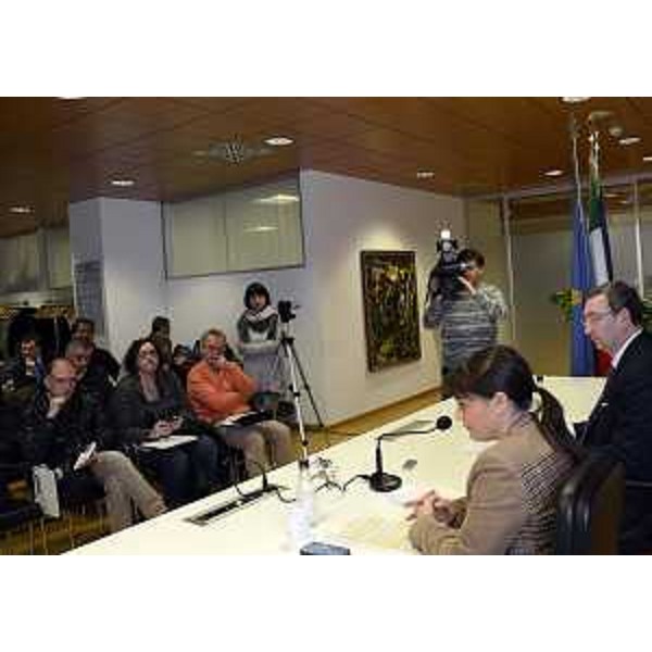 Debora Serracchiani (Presidente Friuli Venezia Giulia) e Sergio Bolzonello (Vicepresidente FVG e assessore regionale Attività produttive, Commercio, Cooperazione, Risorse agricole e forestali) durante la conferenza stampa di fine anno - Udine 23/12/2013
