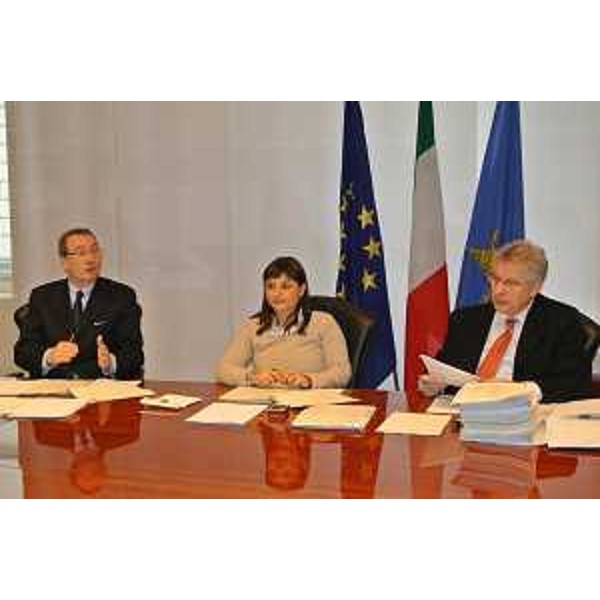 Sergio Bolzonello (Vicepresidente FVG e assessore regionale Attività produttive, Commercio, Cooperazione, Risorse agricole e forestali), Debora Serracchiani (Presidente Friuli Venezia Giulia) e Daniele Bertuzzi (Segretario generale Presidenza Giunta FVG) durante la riunione della Giunta regionale - Trieste 27/12/2013