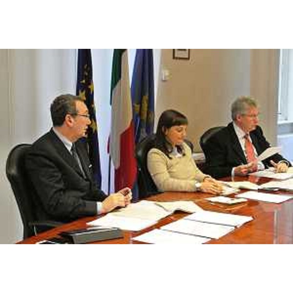 Sergio Bolzonello (Vicepresidente FVG e assessore regionale Attività produttive, Commercio, Cooperazione, Risorse agricole e forestali), Debora Serracchiani (Presidente Friuli Venezia Giulia) e Daniele Bertuzzi (Segretario generale Presidenza Giunta FVG) durante la riunione della Giunta regionale - Trieste 27/12/2013
