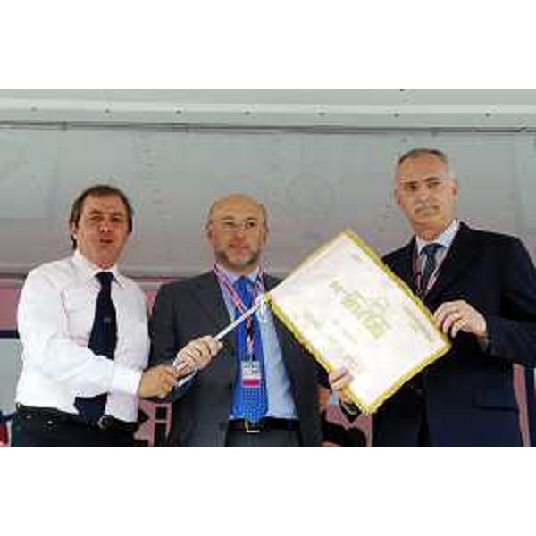 Angelo Zomegnan (Direttore Rcs Sport), Enrico Bertossi (Assessore regionale Attività produttive) e Sergio Cecotti (Sindaco Udine) alla 18a Tappa del 90° Giro d'Italia, in piazza 1° Maggio a Udine. (Udine 31/05/07)