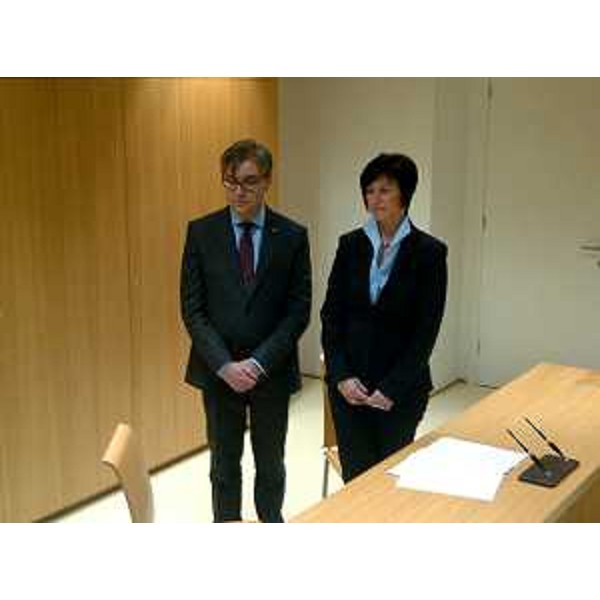 Francesco Peroni (Assessore regionale Patrimonio) e Martina Strain (Presidente NŠK) alla sottoscrizione della Convenzione tra Regione FVG e Biblioteca Nazionale Slovena (NŠK) per l'uso di spazi nel palazzo "Trgovski dom" - Gorizia 10/01/2014