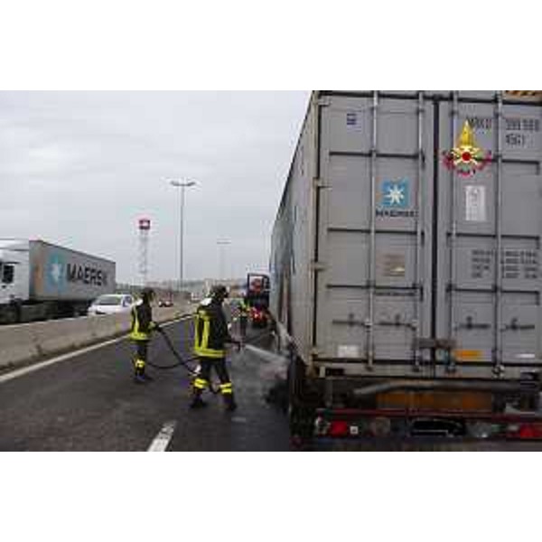 Intervento dei Vigili del Fuoco del Comando provinciale di Trieste per lo spegnimento dell'incendio di un camion sulla Grande Viabilità Triestina all'altezza dell'abitato di Domio (TS) - 14/01/2013