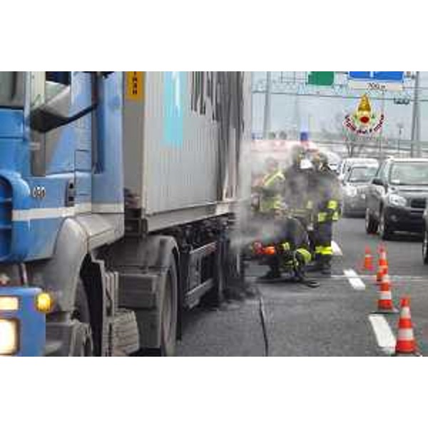 Intervento dei Vigili del Fuoco del Comando provinciale di Trieste per lo spegnimento dell'incendio di un camion sulla Grande Viabilità Triestina all'altezza dell'abitato di Domio (TS) - 14/01/2013