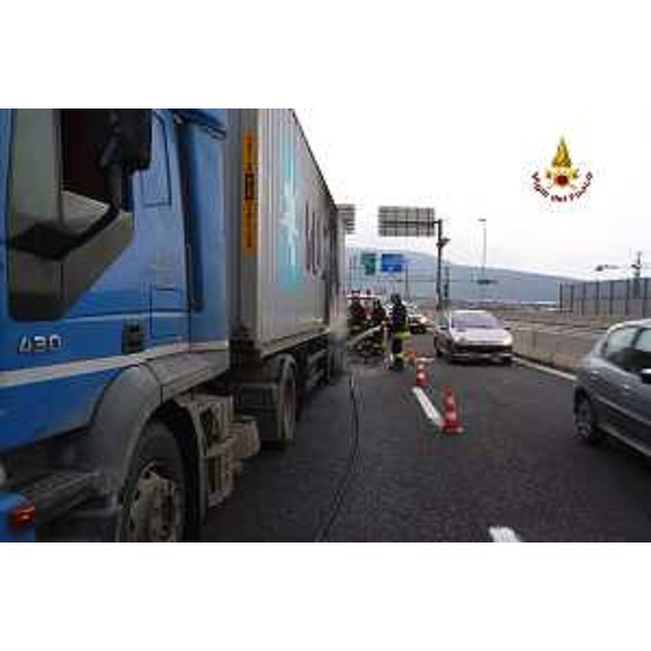 Intervento dei Vigili del Fuoco del Comando provinciale di Trieste per lo spegnimento dell'incendio di un camion sulla Grande Viabilità Triestina all'altezza dell'abitato di Domio (TS) - 14/01/2013