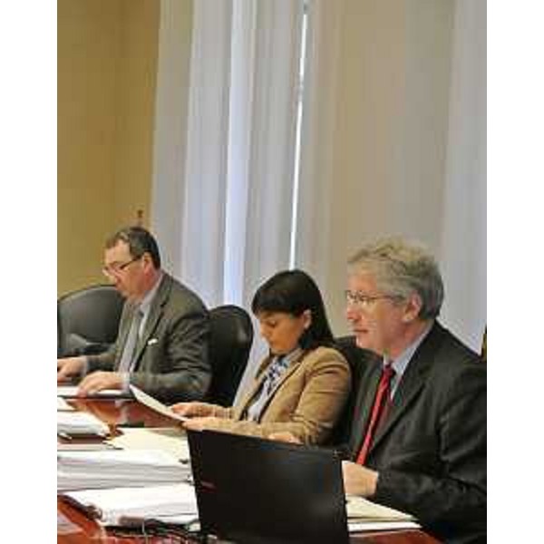 Sergio Bolzonello (Vicepresidente FVG e assessore regionale Attività produttive), Debora Serracchiani (Presidente Friuli Venezia Giulia) e Daniele Bertuzzi (Segretario generale Presidenza Giunta FVG) durante la riunione della Giunta regionale - Trieste 17/01/2014