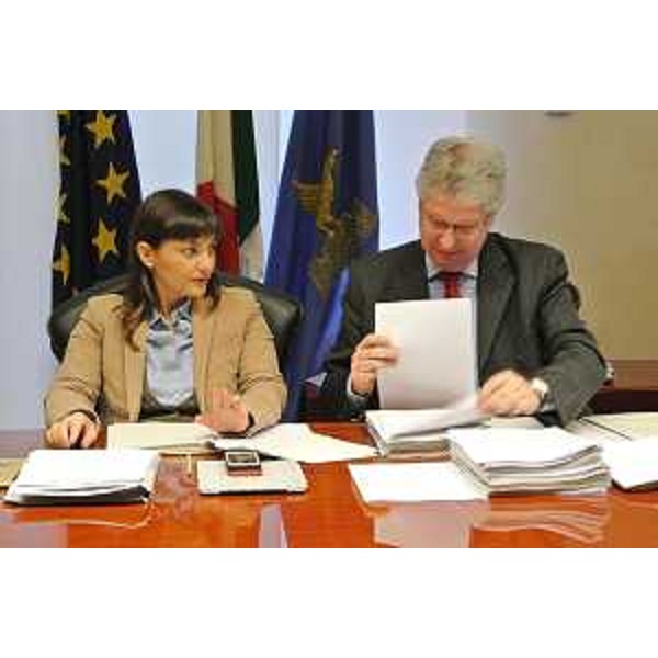 Debora Serracchiani (Presidente Friuli Venezia Giulia) e Daniele Bertuzzi (Segretario generale Presidenza Giunta FVG) durante la riunione della Giunta regionale - Trieste 17/01/2014