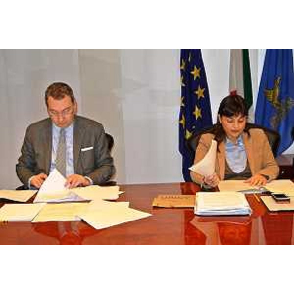 Sergio Bolzonello (Vicepresidente FVG e assessore regionale Attività produttive) e Debora Serracchiani (Presidente Friuli Venezia Giulia) durante la riunione della Giunta regionale - Trieste 17/01/2014