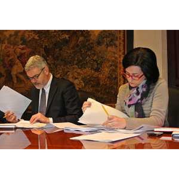 Gli assessori regionali Paolo Panontin (Funzione pubblica) e Sara Vito (Ambiente) durante la riunione della Giunta regionale - Trieste 17/01/2014
