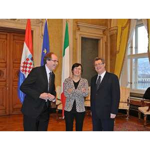 Gianni Torrenti (Assessore regionale Cultura), Tamara Perisic (Sottosegretario Cultura Repubblica Croazia) e Damir Grubisa (Ambasciatore Repubblica Croazia a Roma), nella sede della Regione - Trieste 18/01/2014