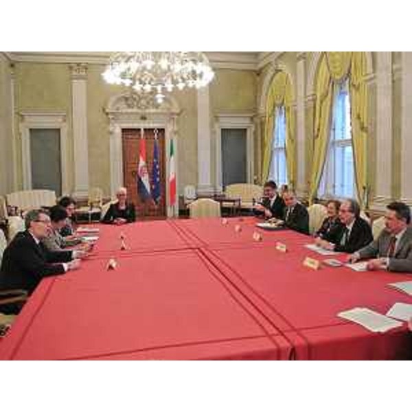 Tavolo dell'incontro tra Gianni Torrenti (Assessore regionale Cultura), Tamara Perisic (Sottosegretario Cultura Repubblica Croazia) e Damir Grubisa (Ambasciatore Repubblica Croazia a Roma), nella sede della Regione - Trieste 18/01/2014