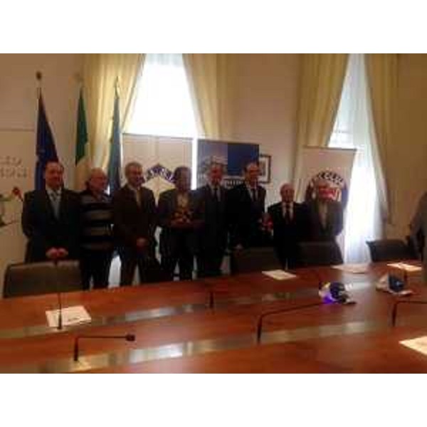 Gianni Torrenti (Assessore Regionale Sport) in una foto di gruppo alla presentazione del calendario di eventi organizzati dallo Sci Club 70 di Trieste - Trieste 21/01/2014