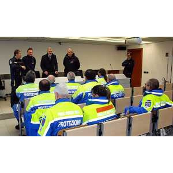 Paolo Panontin (Assessore regionale Protezione Civile) e Guglielmo Berlasso (direttore Protezione Civile) insieme ai volontari in partenza per le zone alluvionate del modenese – Palmanova 22/01/2014