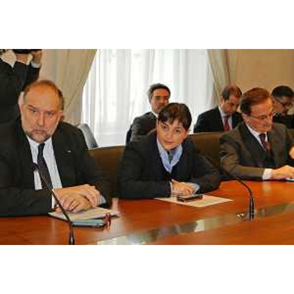 Debora Serracchiani (Presidente Friuli Venezia Giulia), Roberto Cosolini (sindaco di Trieste) e Piero Nardi (commissario straordinario Lucchini) alla riunione del Tavolo sulla Ferriera di Servola – Trieste, 24/01/2014