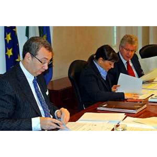 Sergio Bolzonello (Vicepresidente FVG e assessore regionale Attività produttive, Commercio, Cooperazione, Risorse agricole e forestali), Debora Serracchiani (Presidente Friuli Venezia Giulia) e Daniele Bertuzzi (Segretario generale Presidenza Giunta FVG)- Trieste 24/01/2014