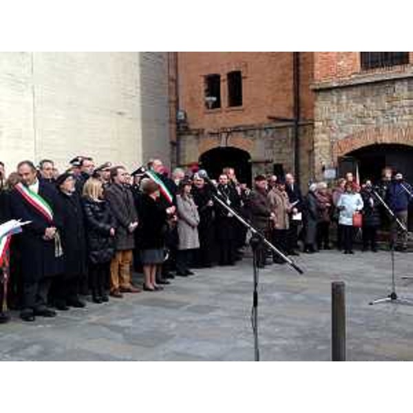 Debora Serracchiani (Presidente Friuli Venezia Giulia) insieme alle autorità cittadine alla cerimonia per il Giorno della Memoria – Trieste, 27/01/2014