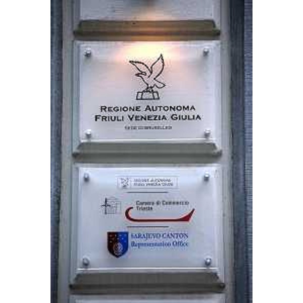 Ufficio di Collegamento della Regione FVG a Bruxelles. La targa con il nuovo partner: Cantone di Sarajevo (Bosnia). (Bruxelles 07/06/07)