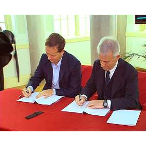 Corrado Clini (direttore del ministero dell’Ambiente) ed Alessandro Vescovini (presidente del Gruppo Vescovini) durante la firma dell’accordo volontario “Carbon Foot Print” – Monfalcone 31/01/2014