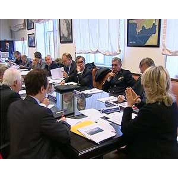 Francesco Peroni (assessore regionale Finanze) e il tavolo dei partecipanti alla riunione del Comitato portuale dell’Autorità portuale di Trieste – Trieste 03/02/2014