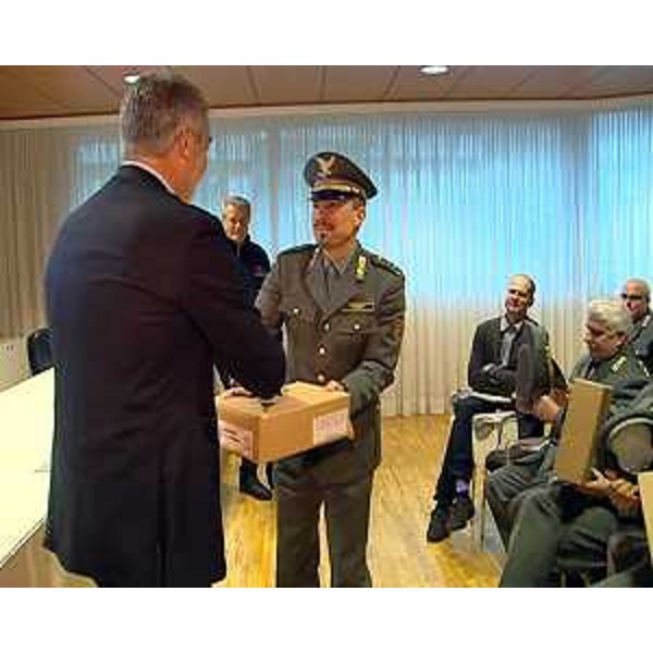 Paolo Panontin (Assessore regionale Protezione civile) alla consegna di nuovi apparati radio al Corpo Forestale Regionale – Udine 04/02/2014