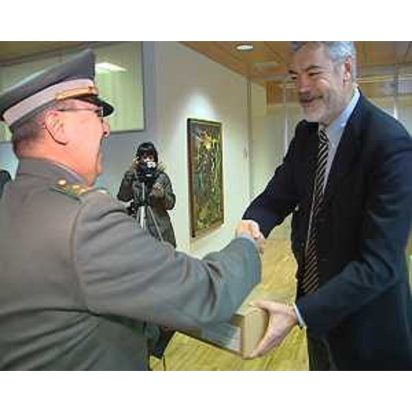 Paolo Panontin (Assessore regionale Protezione civile) alla consegna di nuovi apparati radio al Corpo Forestale Regionale – Udine 04/02/2014